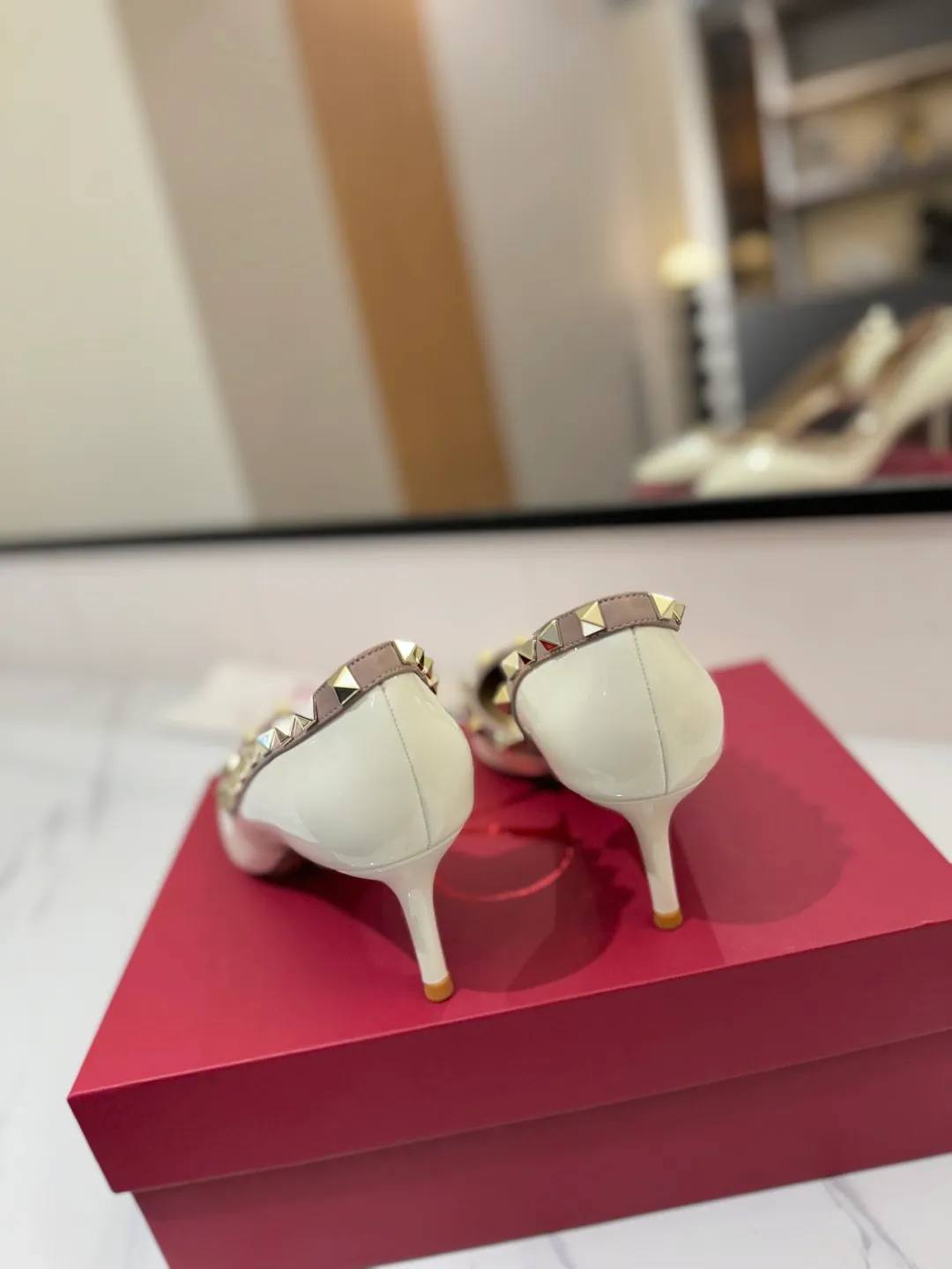 👟👟Ex-factory price 580👟👟 Valentino/Valentino rivet VT classic shoes, top replica! The side curves are perfect, the original molded custom-made rust-free rivets, and the textured hardware bring out a full sense of high-end, giving you a genuine foot feel! The first choice for high-end customers❤️ [Material] Upper: Original imported custom patent leather Lining: Original imported goatskin Outsole: Imported pearlescent leather outsole Heel height: 6.5CM Code number: 35-39 [34, 40, 41, 42 custom-made are not returnable]